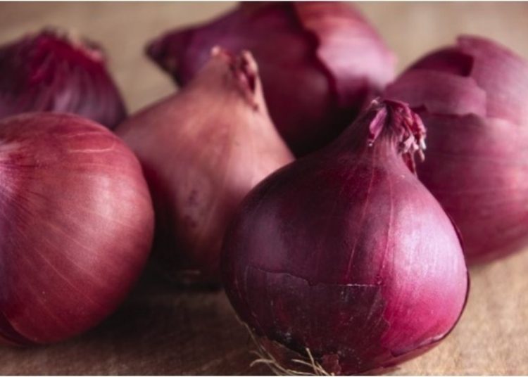 Hành tím phơi nắng 10-15 ngày, củ hành treo vào chỗ thoáng gió.